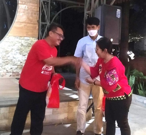 Bu Lita menyerahkan bingkisan tali kasih kepada pak Totot Herwinoto disaksikan pak Steve Madyo PAKAI INI DUL